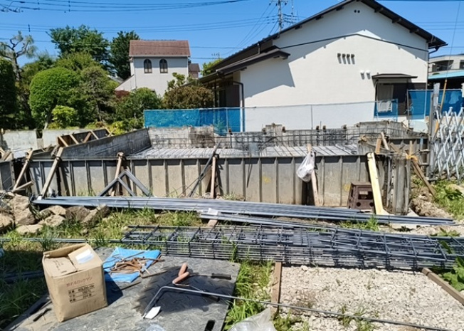 【外観】 | 現地に行くなら、物件の周囲の地形がどうなっているかを見ることも大切です。周辺より低くなっている土地では、大雨などで水が集まりやすいため、地盤が弱くなっているということも考えられるため、注意が必要です。