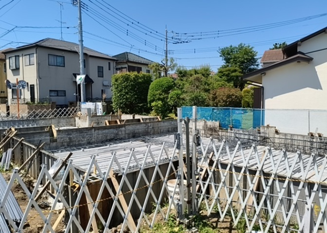 【外観】 | 現在は更地となっています。現地をご見学に行く際は、道路の幅や周辺の交通量、施設などをご確認頂くことをおすすめします！ある程度イメージをつけたいという場合は、同売主の施工事例や完成パースもお見せします。