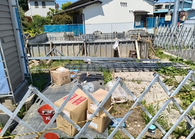 【駐車場】 | 車一台あたりに必要なスペースは、標準サイズの普通自動車で横幅2m50cm、長さ5mは必要になります。ただし、乗降のことも考慮して横幅3m30cm、長さ5m50cmほどは確保できるところを選びましょう。
