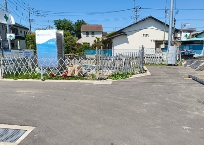【前面道路含む現地写真】 | 住宅用の土地では前面道路に2m以上接していなければならないと法律で定められています。しかし、お持ちの車のサイズやライフスタイルなどにより、2mでは利便が悪い場合もございますので、事前に確認しましょう。