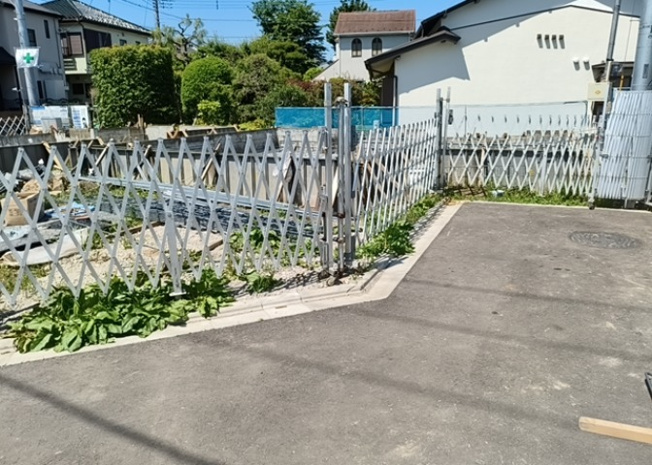 【前面道路含む現地写真】 | お持ちの車種によっては前面道路が広い方が便利でしょう。しかし、前面道路が広ければその分交通量が多くなるため、騒音などが気になる場合があります。実際に現地を見学し、周辺交通量や騒音などを確認しましょう！