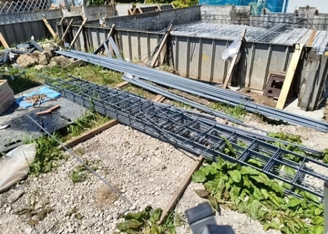 【庭】 | 庭があることでガーデニングや家庭菜園はもちろん、こどもの遊び場やペットを放して遊ぶことができます。また、家の周囲に余裕があるということです。隣地との間があれば、十分な日当たりと、風通しが確保できます。