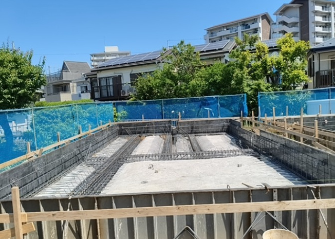 【バルコニー】 | バルコニーは、室外の専用スペースのうち、「屋根がなく開放された空間」であるものを指します。ベランダより広いタイプのものが多く、日当たりもよいため家庭菜園などを楽しみたい人にとって適した環境となります。