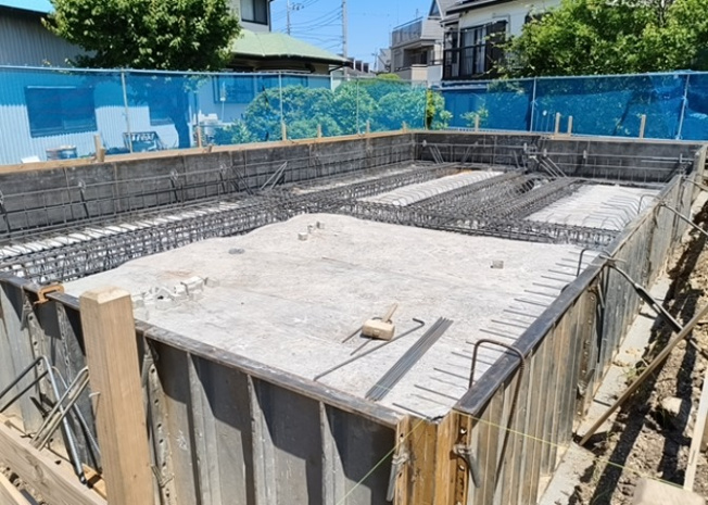 【構造・工法・仕様】 | 木造住宅とは土台、壁、柱など建築物の強度を支える構造体の材に木が使用されている構造を指します。構造体は建物の自重を支えるだけではなく風圧や水圧、積裁荷重などあらゆる衝撃に耐えるための基礎です。
