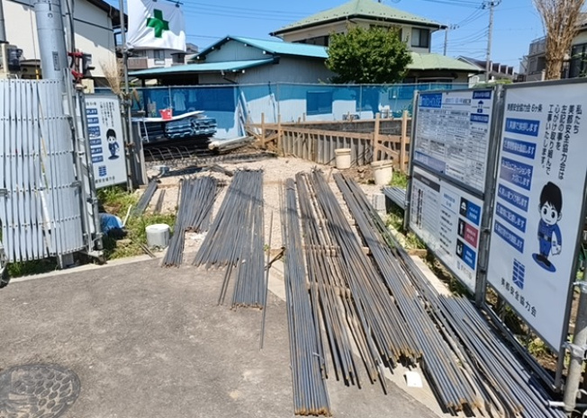 【前面道路含む現地写真】 | 道幅が狭い場所は比較的土地の値段が低いことが多く、また交通量が少ないため騒音が少なく静かな環境で過ごせます。また、小さいお子様がいるご家庭も安心です。一方で車の駐車が難しいというデメリットもあります。