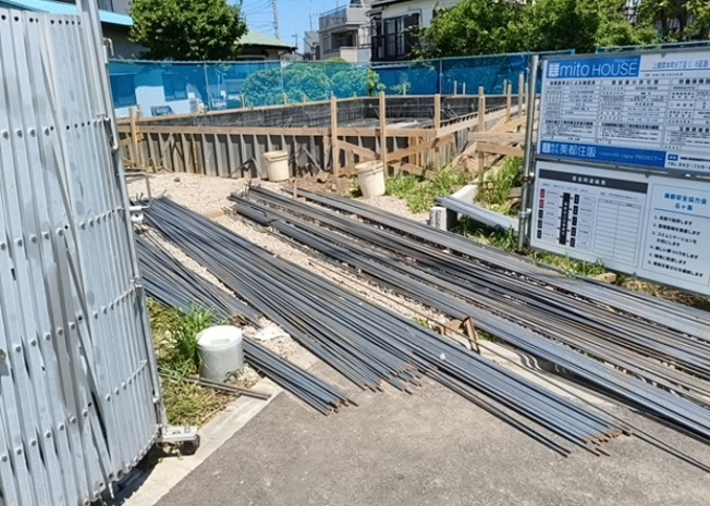 【前面道路含む現地写真】 | 道幅が広い場所は日当たりや風通が良好です。幅が広いのですれ違いも可能ですし大きな車でも駐車可能！一方で、大型車が通ることも多くなるため交通量の増加により騒音に繋がります。また土地の値段が高くなります。