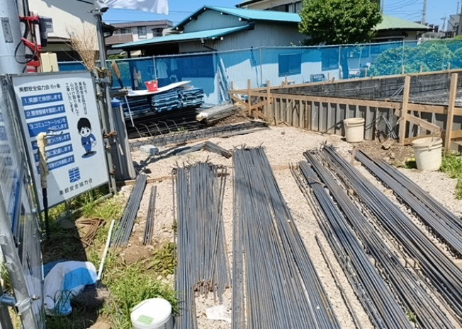 【駐車場】 | 車一台あたりに必要なスペースは、標準サイズの普通自動車で横幅2m50cm、長さ5mは必要になります。ただし、乗降のことも考慮して横幅3m30cm、長さ5m50cmほどは確保できるところを選びましょう。