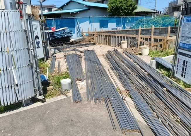 【前面道路含む現地写真】 | 住宅用の土地では前面道路に2m以上接していなければならないと法律で定められています。しかし、お持ちの車のサイズやライフスタイルなどにより、2mでは利便が悪い場合もございますので、事前に確認しましょう。