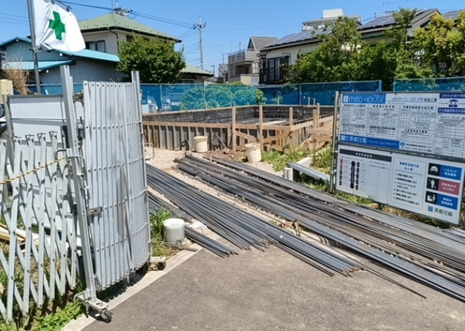 【前面道路含む現地写真】 | お持ちの車種によっては前面道路が広い方が便利でしょう。しかし、前面道路が広ければその分交通量が多くなるため、騒音などが気になる場合があります。実際に現地を見学し、周辺交通量や騒音などを確認しましょう！