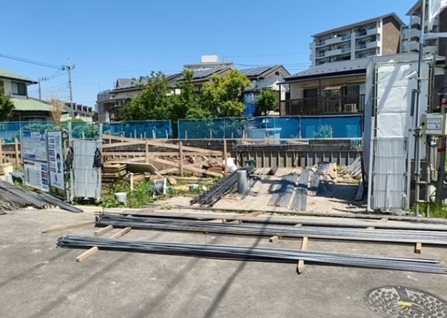 【前面道路含む現地写真】 | 住宅用の土地では前面道路に2m以上接していなければならないと法律で定められています。しかし、お持ちの車のサイズやライフスタイルなどにより、2mでは利便が悪い場合もございますので、事前に確認しましょう。