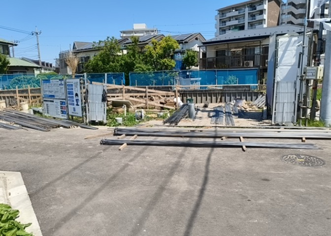 【前面道路含む現地写真】 | お持ちの車種によっては前面道路が広い方が便利でしょう。しかし、前面道路が広ければその分交通量が多くなるため、騒音などが気になる場合があります。実際に現地を見学し、周辺交通量や騒音などを確認しましょう！
