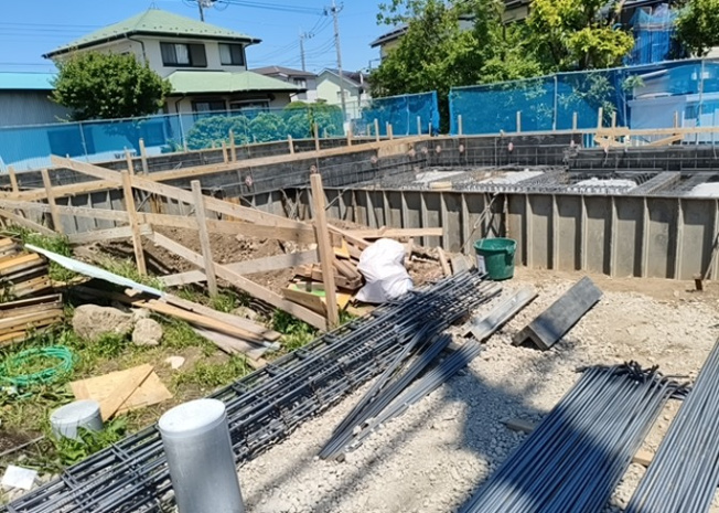 【玄関】 | 玄関は家の顔でもあり、家族以外の目にも止まる場所です。玄関は外との間を仕切る扉、靴などをしまっておく収納スペース、靴脱ぎのたたきスペース、来客とのやり取りをするドアホンなど複数のアイテムからなります。