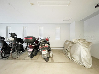 【駐車場】 | バイク置き場。空き区画の有無や駐輪料金、サイズおよび排気量規定などについては、改めてお問い合わせください。～即日のご見学可能～　お問合せはお気軽にどうぞ。
