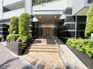 【エントランス】 | お客様を、そして住人を出迎えてくれるマンションのエントランス。ゴミが落ちていないことからも、管理状態の良さや住民の節度の高さが見て取れます。～即日のご見学可能～　お問合せはお気軽にどうぞ。

