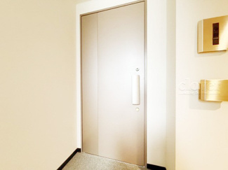 【その他共用部分】 | ダブルロック式の玄関ドアが皆様をお出迎え。お部屋のセキュリティの観点からも、うれしい設備ですね。玄関の色もシックで良い感じです。～即日のご見学可能～　お問合せはお気軽にどうぞ。
