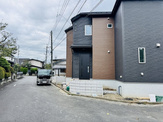 八王子市　西寺方町　新築一戸建て　０２期の前面道路含む現地写真|～西側6ｍ・北側6ｍ道路に面しています～