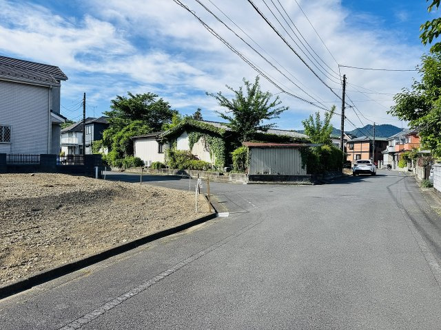 八王子市　西寺方町　新築一戸建て　０２期の前面道路含む現地写真|～西側6ｍ・北側6ｍ道路に面しています～