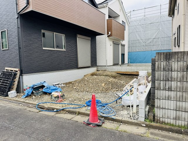 八王子市　西寺方町　新築一戸建て　０２期の駐車場|～並列2台駐車可能カースペース付き～