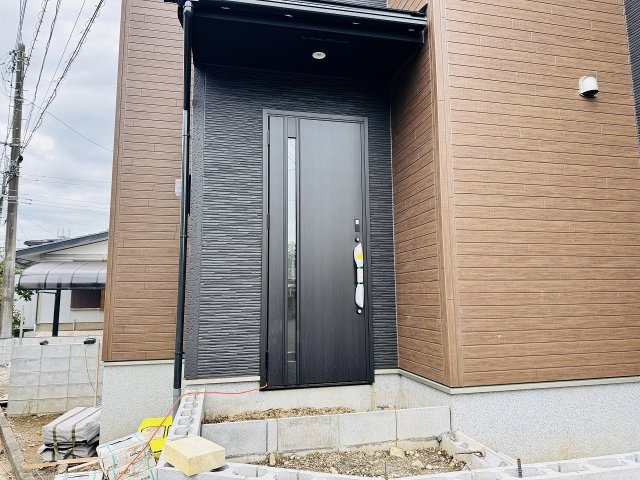 八王子市　西寺方町　新築一戸建て　０２期の玄関|～玄関は安心のWロックキーを採用～