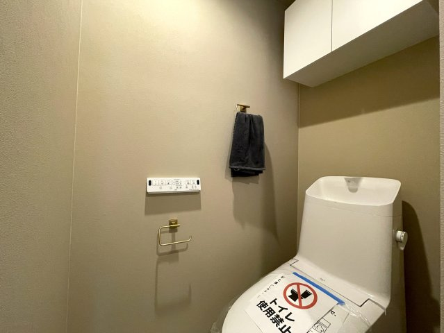 バス便なのにこんなに生活しやすい環境は稀！オートロックに宅配ボックス、南向きの角部屋でペットの飼育もOK！ね、無敵でしょ？な、『エクレール横浜二俣川』リノベーションのトイレ|シンプルで使いやすいトイレです
