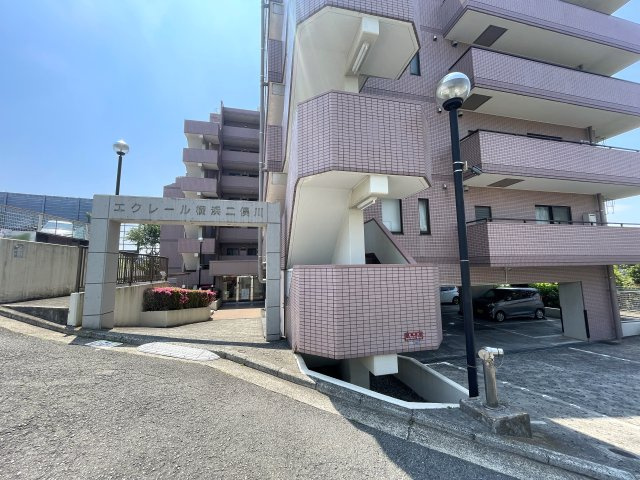 バス便なのにこんなに生活しやすい環境は稀！オートロックに宅配ボックス、南向きの角部屋でペットの飼育もOK！ね、無敵でしょ？な、『エクレール横浜二俣川』リノベーションの外観|落ち着いた雰囲気の外観です