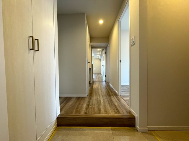 バス便なのにこんなに生活しやすい環境は稀！オートロックに宅配ボックス、南向きの角部屋でペットの飼育もOK！ね、無敵でしょ？な、『エクレール横浜二俣川』リノベーションの玄関|シンプルで使いやすい玄関です