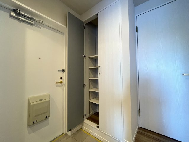 バス便なのにこんなに生活しやすい環境は稀！オートロックに宅配ボックス、南向きの角部屋でペットの飼育もOK！ね、無敵でしょ？な、『エクレール横浜二俣川』リノベーションの玄関|落ち着いた玄関です