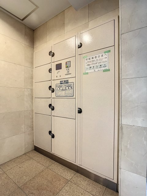 ラグジュアリーアパートメント三田慶大前のその他共用部分|宅配BOX