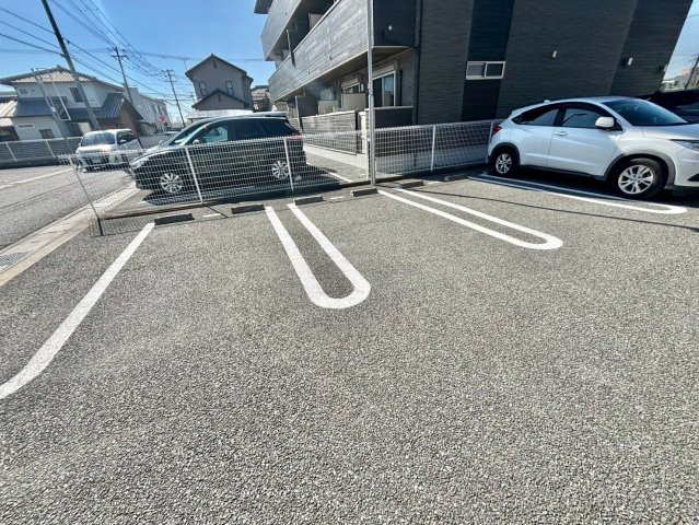 クラージュKSの駐車場