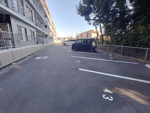 なるみグリーンコーポの駐車場