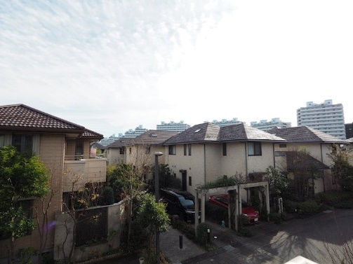 閑静な戸建て住宅に位置しており、良好な住環境です。