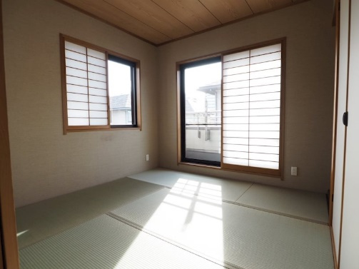 日差しが奥まで届き、温かみを感じる和室です。