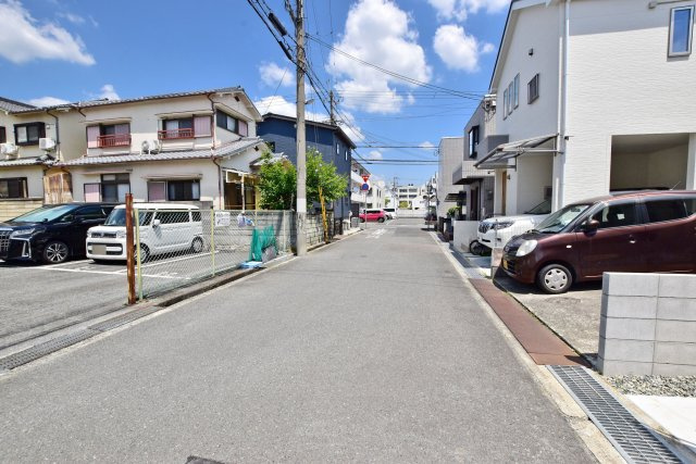 ファーストタウン荻野3丁目新築一戸建て│2SLDK+駐車1台可の前面道路含む現地写真|前面道路は北側5.9ｍ公道です。