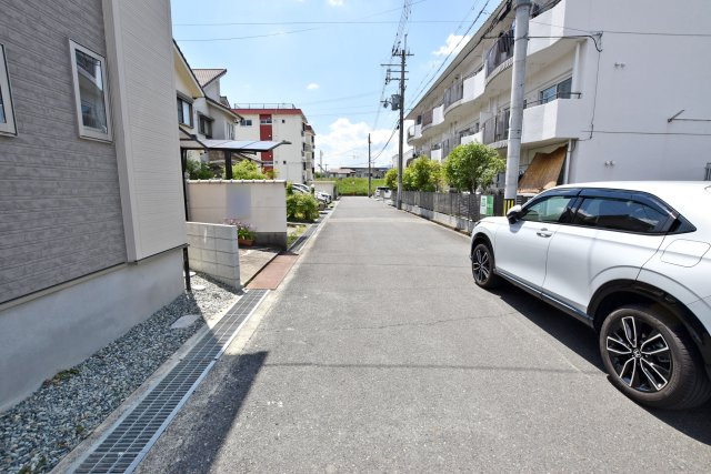 ファーストタウン荻野3丁目新築一戸建て│2SLDK+駐車1台可の前面道路含む現地写真|前面道路は北側5.9ｍ公道です。