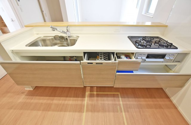 ファーストタウン荻野3丁目新築一戸建て│2SLDK+駐車1台可のキッチン|引き出しは大容量。カトラリー収納のご用意があり細々したものから大きな鍋などもゆったりと収納いただけます。