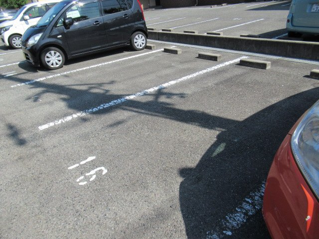 プラザハイツ二ツ屋B棟の駐車場