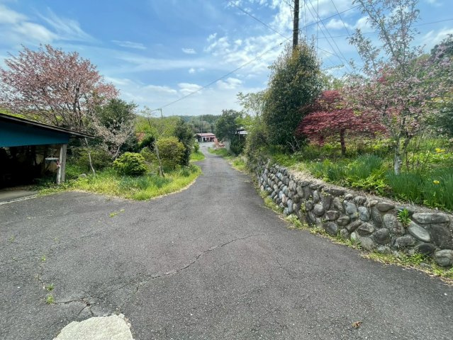 那須郡那珂川町　中古戸建の前面道路含む現地写真
