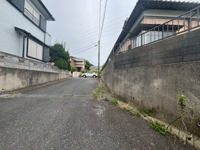 銚子市春日町　中古建ての前面道路含む現地写真