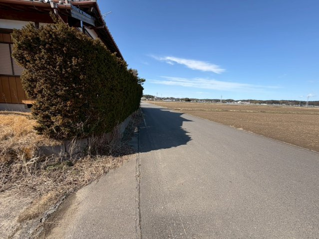 稲敷市東大沼　中古戸建の前面道路含む現地写真
