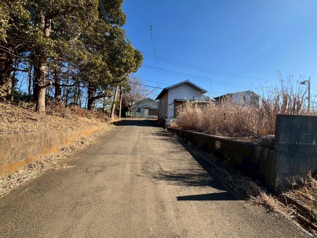 成田市多良貝　中古戸建 の前面道路含む現地写真