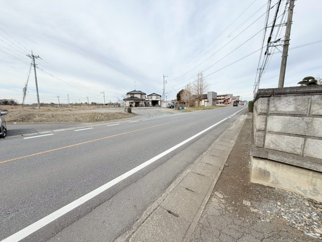 下妻市江　中古戸建の前面道路含む現地写真