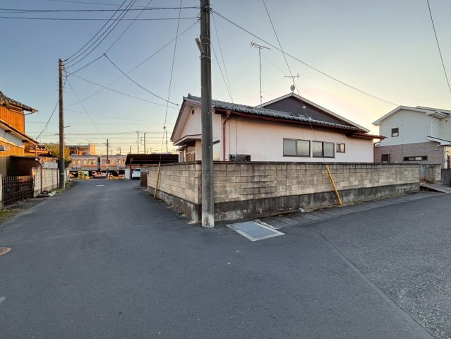 足利市鹿島町 　中古戸建の前面道路含む現地写真