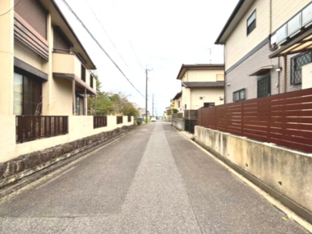 東金市松之郷中古戸建の前面道路含む現地写真