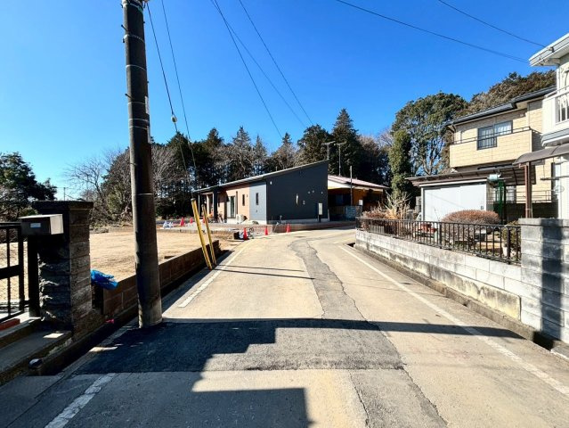 小美玉市栗又四ケ　中古戸建の前面道路含む現地写真