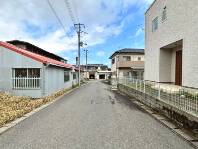 銚子市春日町　オール電化　中古戸建の前面道路含む現地写真