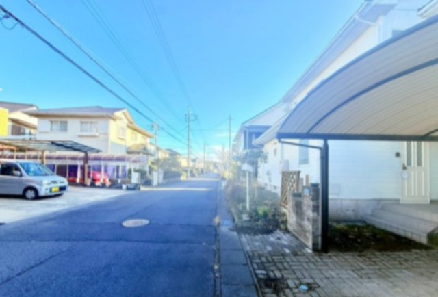 石岡市南台　中古戸建の前面道路含む現地写真