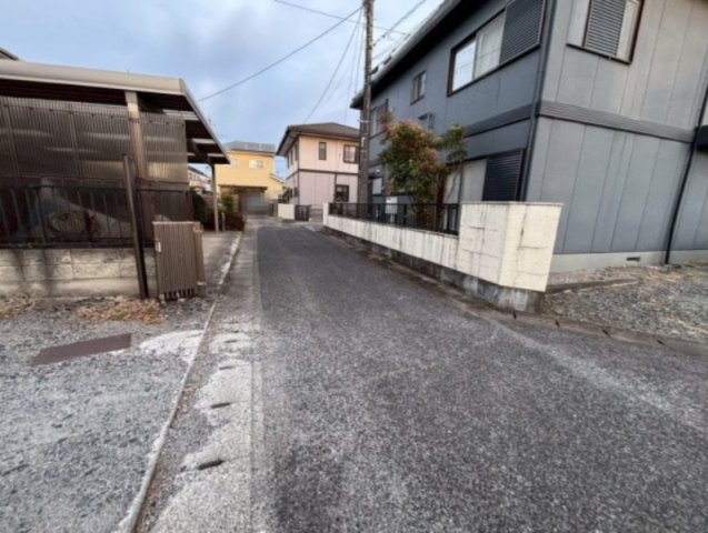 佐野市関川町　中古戸建の前面道路含む現地写真