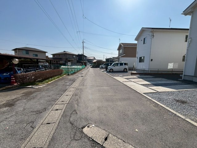 栃木市今泉町　中古戸建の前面道路含む現地写真
