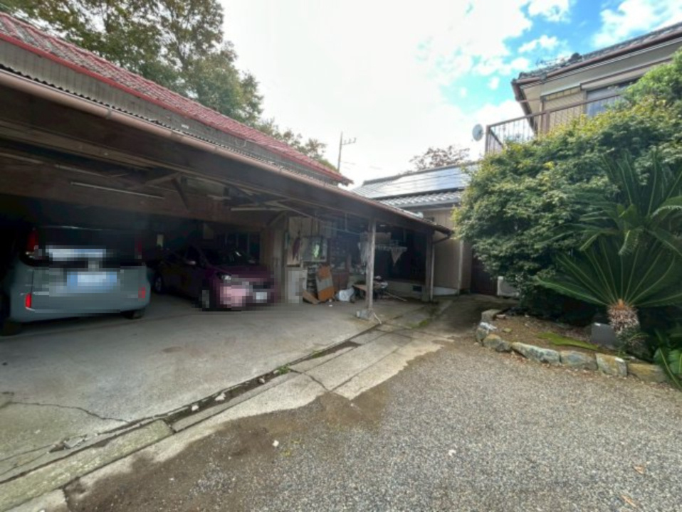 稲敷市三次　庭付き中古戸建の駐車場