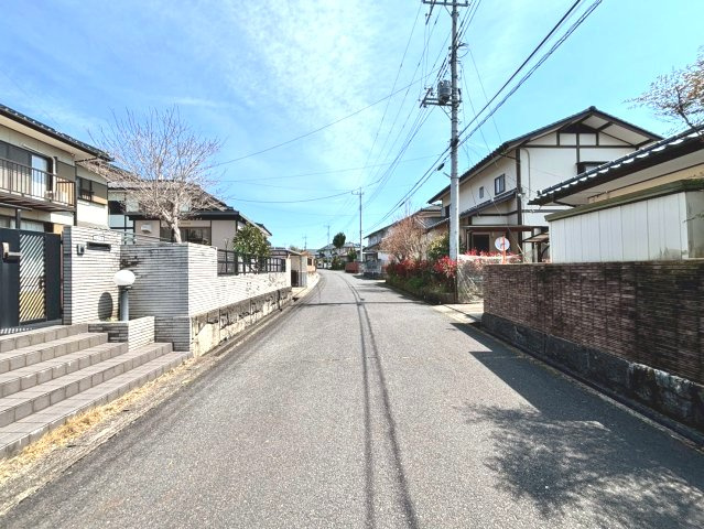 那珂市平野　中古戸建の前面道路含む現地写真